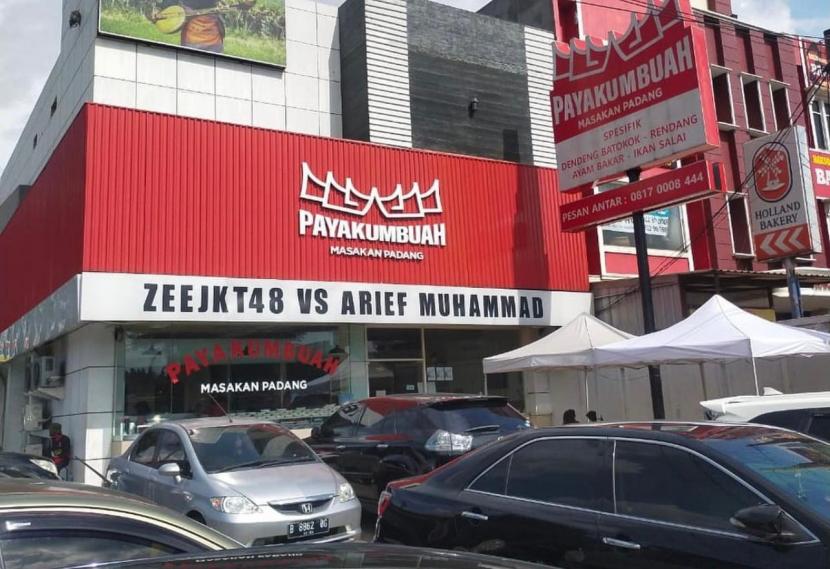 Nasi Padang Payakumbuah Arief Muhammad dan Zee JKT48